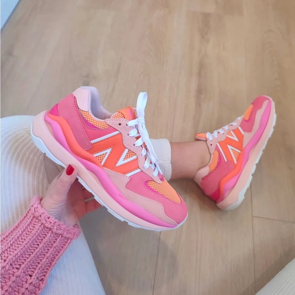 Women’s New Balance 57/40 Valentine’s Day - Picture 3 of 15